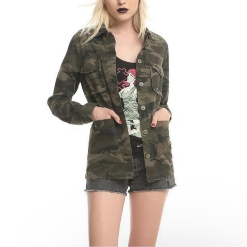 HOT TOPIC Camo Jacket size XL